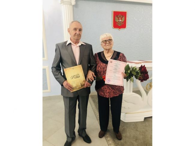 В Донском зарегистрировали брак пожилой пары и чествовали юбиляров
