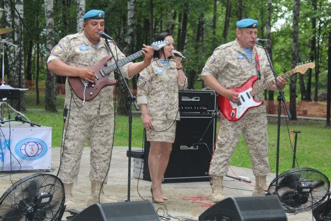 В Веневе в поддержку военнослужащих выступила группа «Крылатая Гвардия» В Веневе в поддержку военнослужащих выступила группа «Крылатая Гвардия»