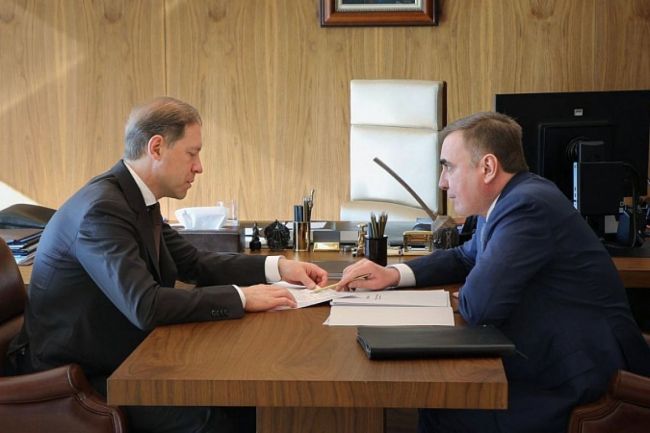 Алексей Дюмин обсудил производство беспилотников в Тульской области с Денисом Мантуровым