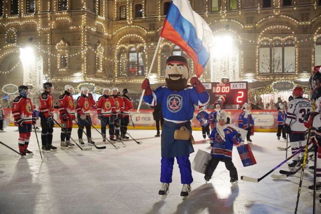Тульские хоккеисты и команда комендатуры Кремля сыграли в хоккей на Красной площади