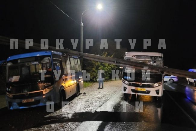 В Ленинском районе газовая труба упала на машину и автобус