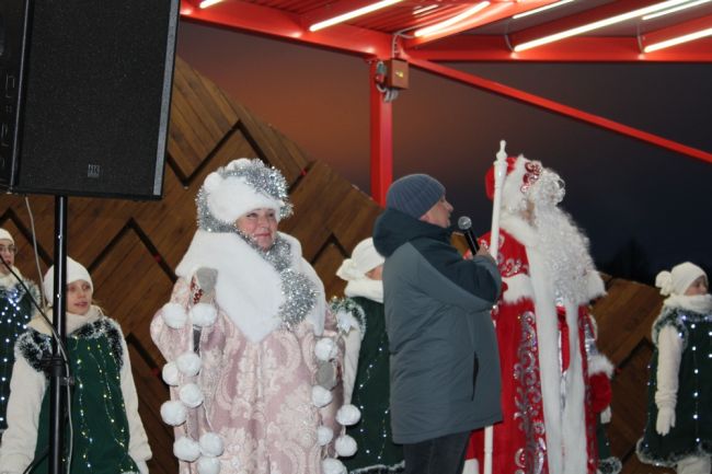 Сегодня в новом сквере Киреевска открыли новогоднюю ёлку