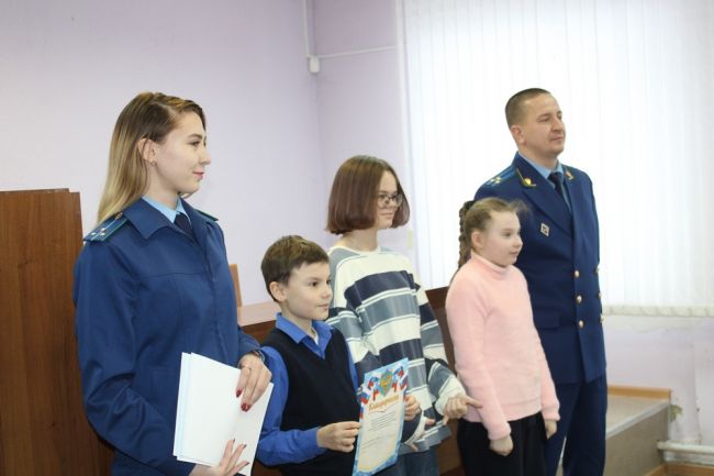 Николай Игнашин поздравил победителей районного молодёжного конкурса рисунков «Нет - коррупции!»
