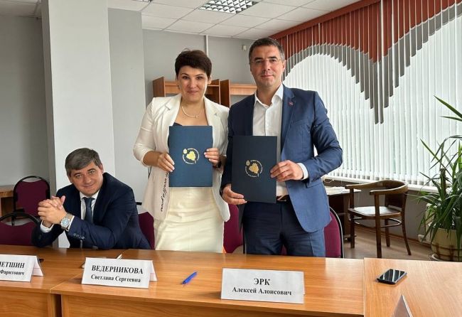 Алексей Эрк подписал соглашение о сотрудничестве между Общественной палатой и организацией «Близко к сердцу»
