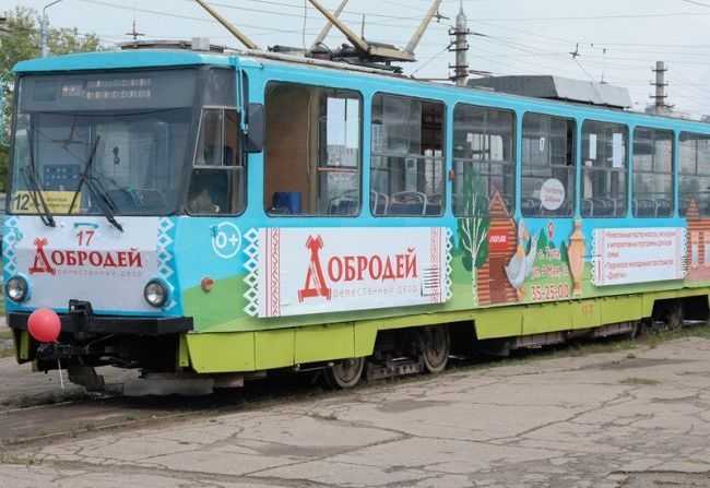 По улицам Тулы начал ходить брендированный трамвай