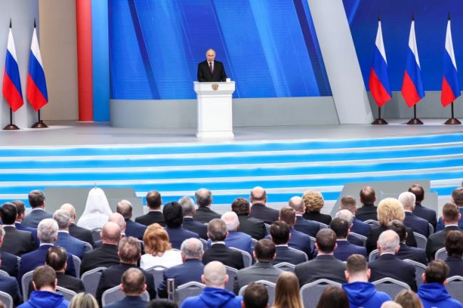 Путин: В ближайшие шесть лет мы должны добиться устойчивого роста рождаемости
