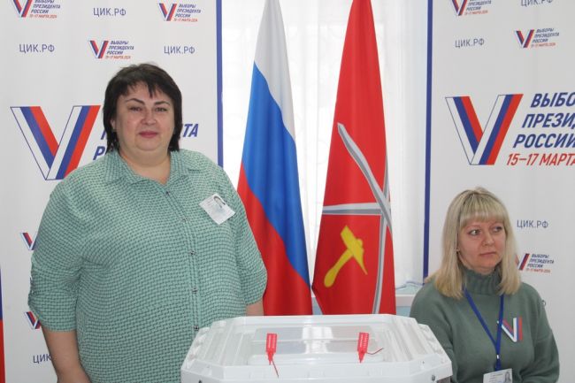 С гимна России началась работа избирательного участка в Киреевске