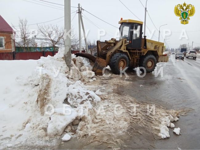 Прокурор заставил убрать снежные валы с обочин дороги