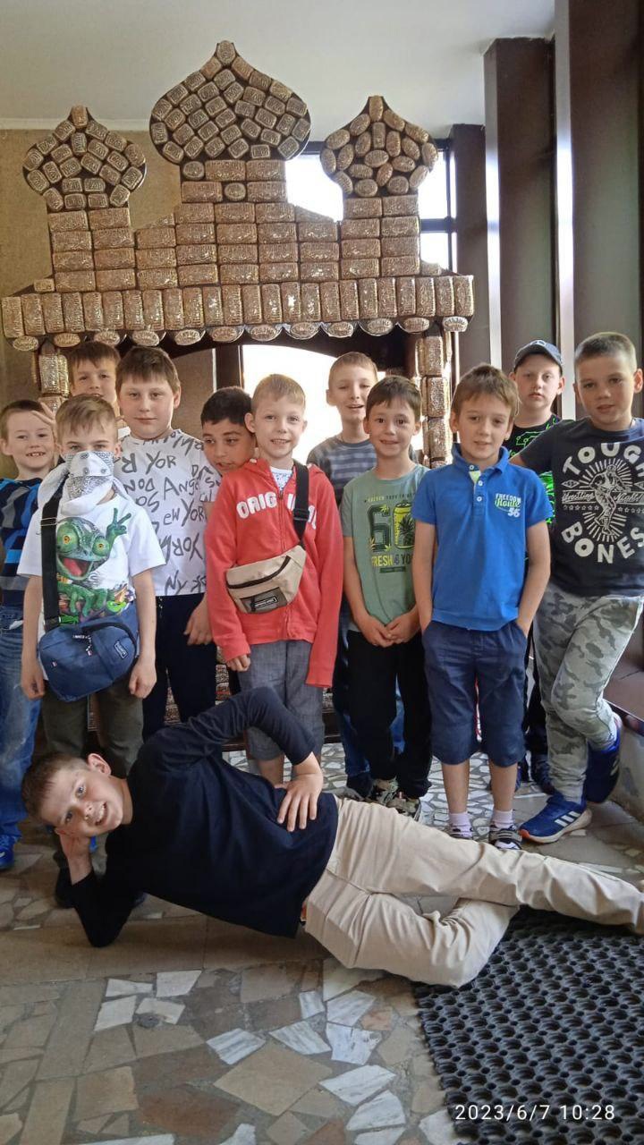 Воспитанники пришкольного лагеря Страховской школы съездили на экскурсию на Тульскую фабрику «Ясная поляна»‎