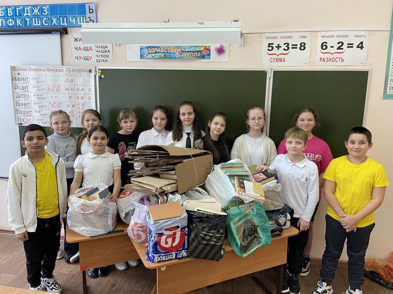 Дети в школе. Педагог и дети. Воспитание учитель. Воспитательная работа с учениками. Ученик.