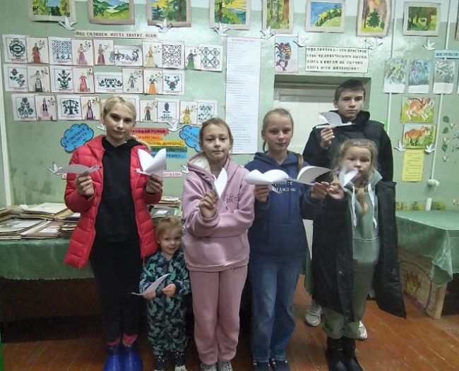 Юные жители Пластова приняли участие в мастер-классе «Белые журавлики»