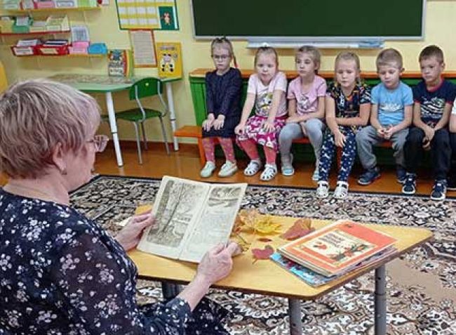 Малышей из Авангарда познакомили с осенними месяцами Малышей из Авангарда познакомили с осенними месяцами