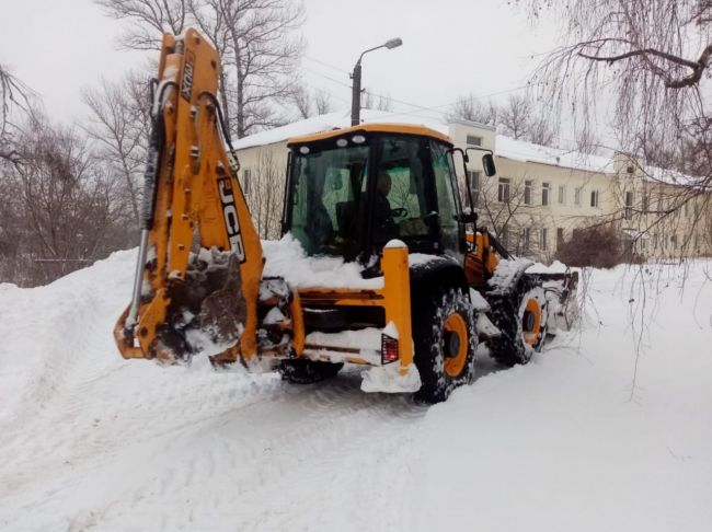 В Алексине ведут борьбу с последствиями снегопада