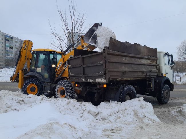 В Алексине продолжается уборка города от снега