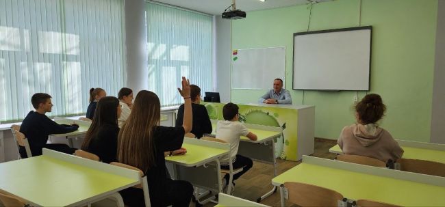 Замглавы Алексина встретился с учащимися в школьном кванториуме