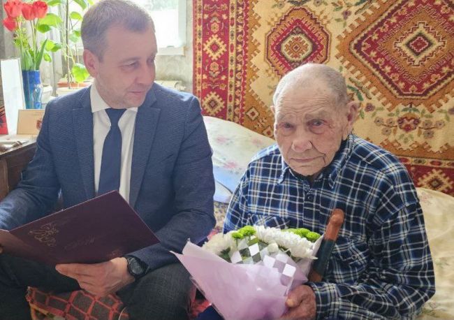 Павел Федоров поздравил ветерана с Днем рождения