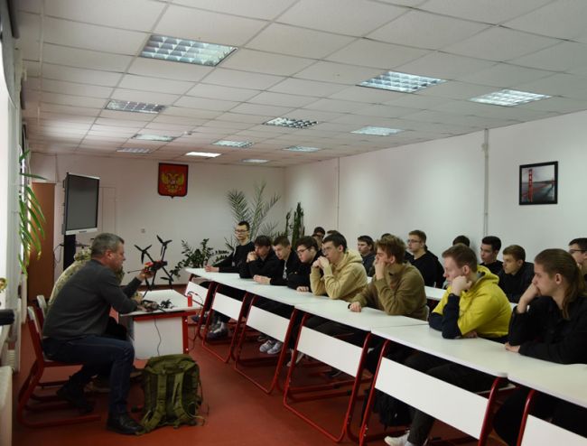 Алексинские студенты встретились с участником СВО