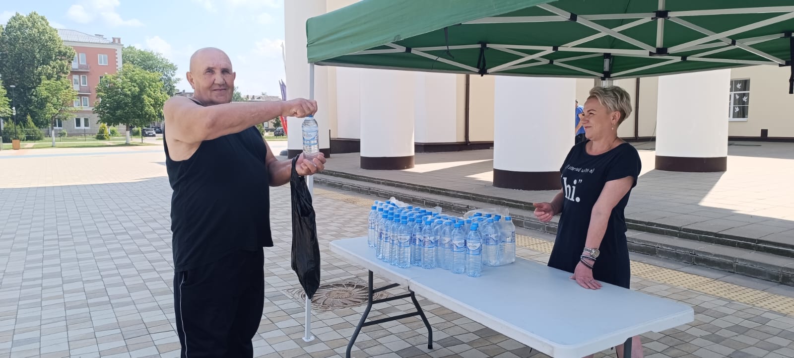 В Алексине жителям бесплатно раздают бутилированную воду