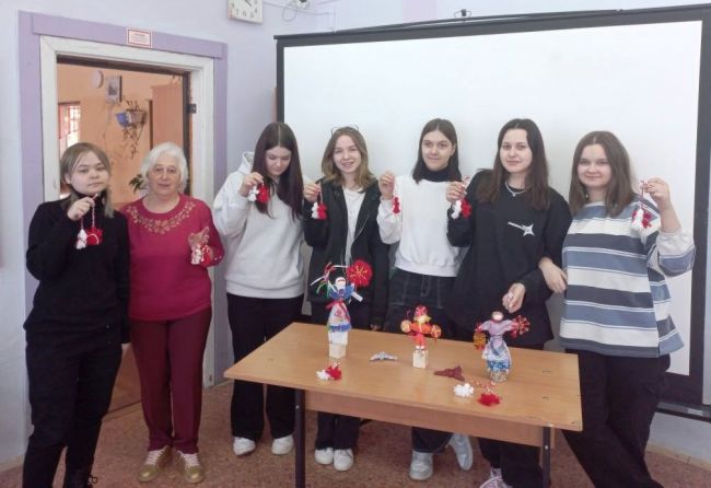Алексинскую молодежь познакомили с миром славянских кукол