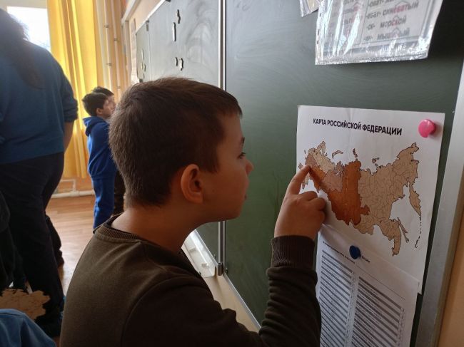 Юные жители Новогуровского изучили Россию в деталях