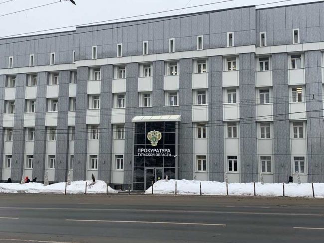 В Новомосковске прокуратура заставила организацию очистить крышу от сосулек
