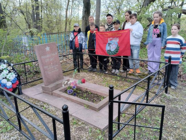 В Новогуровском убрались на могиле неизвестного солдата