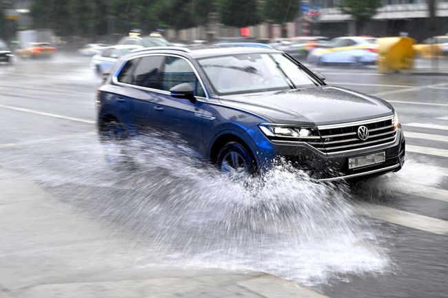 Автоэксперт рассказал, что категорически нельзя делать в дождь за рулем машины