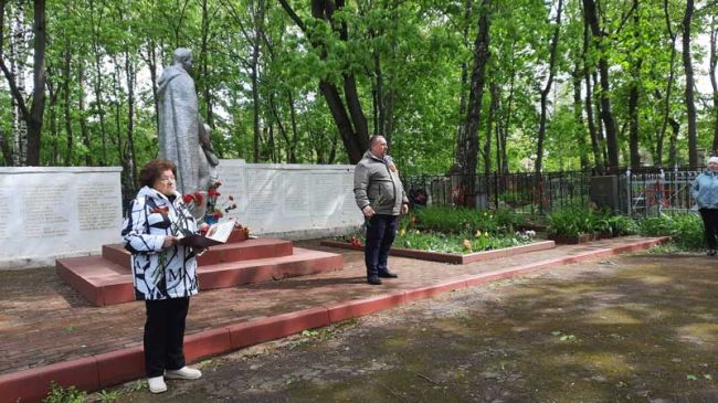 Боровчане возложили цветы к мемориалу на Троицком кладбище