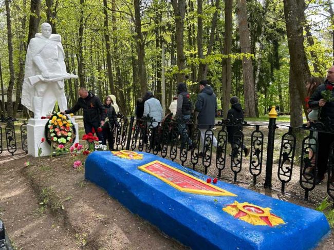 Алексинцы возложили цветы к мемориалу в Петровском парке
