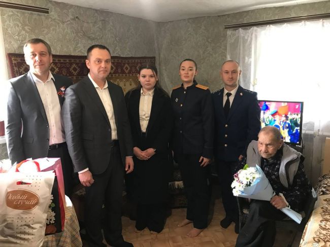 Павел Федоров и Павел Мишунин лично поздравили ветерана с Днем Победы