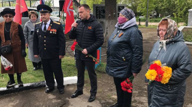 В микрорайоне Горушки возложили цветы к братской могиле