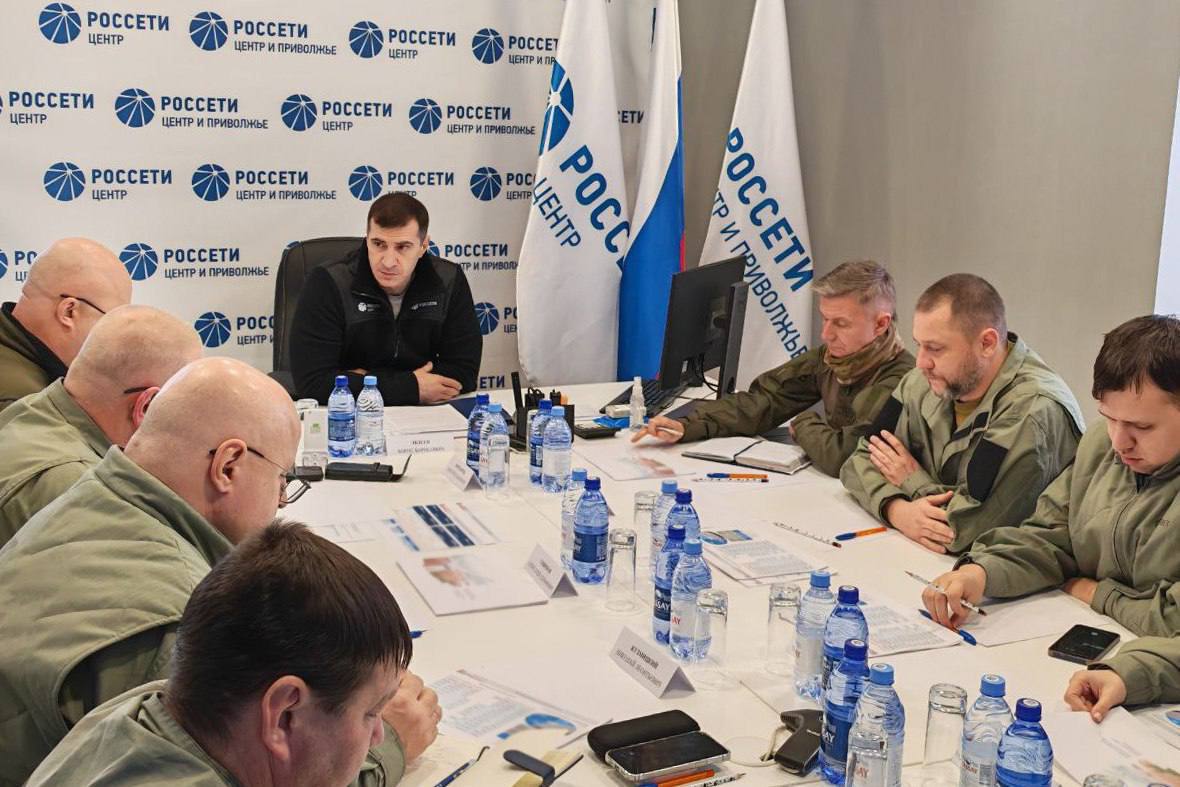 Борис Эбзеев проверил работу сотрудников компании, помогающих в восстановлении электросетевых объектов в ДНР