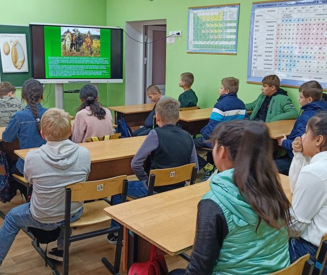 Учеников Алексинской школы познакомили с русскими былинами и их героями
