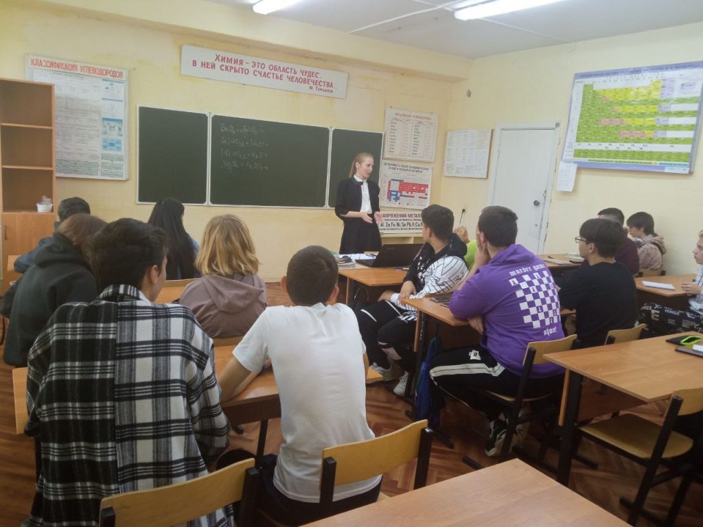 Алексинским студентам напомнили о запрете курения в общественных местах