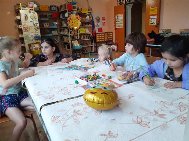 В Борисове научили детей изготавливать вазочки из пластилина