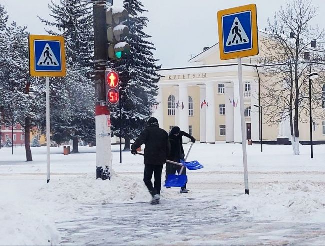 Городские службы Алексина расчищают дороги и тротуары от снега