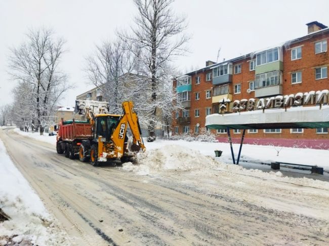 В Алексине дорожные службы стараются как можно быстрее ликвидировать последствия снегопада