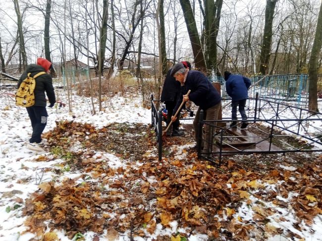 Новогуровцы привели в порядок могилу неизвестного солдата в деревне Гурово