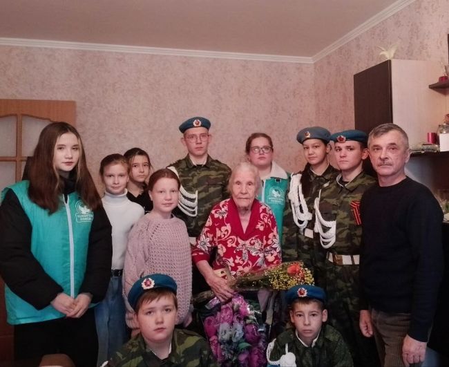 Новогуровцы поздравили 101-летнюю ветерана Великой Отечественной войны с Днём матери