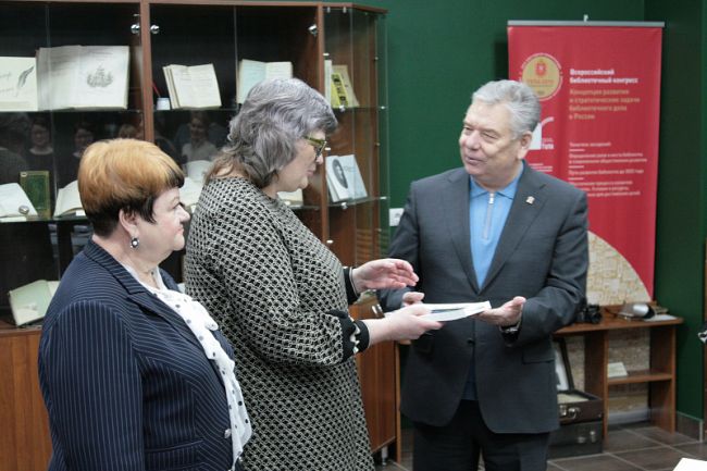Николай Воробьёв передал книги в библиотеки региона