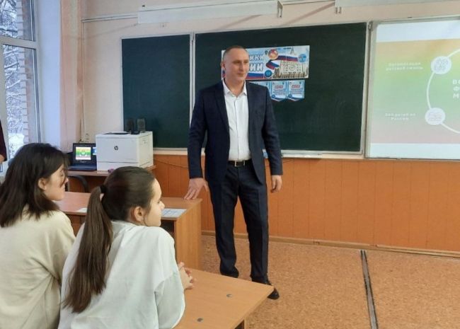 Заместитель главы городской администрации встретился с восьмиклассниками школы №3