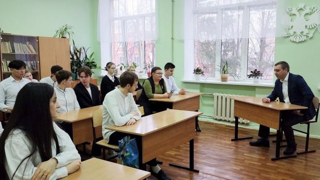 Глава администрации Павел Федоров побывал на уроке в школе №11