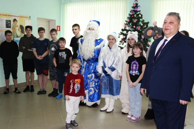 Детям, находящимся на лечении в Алексинской районной больнице, вручили новогодние подарки