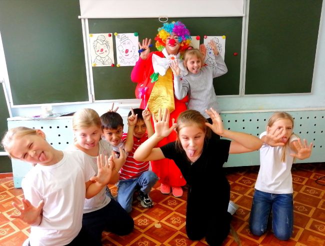 Клоун в школе и букеты поздравлений: в селе Поповка скучно не бывает!