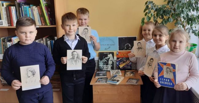 В библиотеке Арсеньевской школы организована выставка книг о космосе «Взгляд в бескрайние просторы»