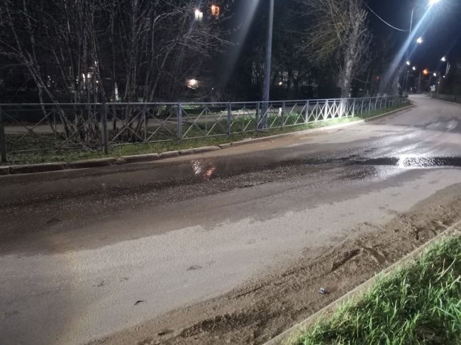 Мотоциклист в Новомосковске врезался в бордюрный камень – понадобилась помощь медиков