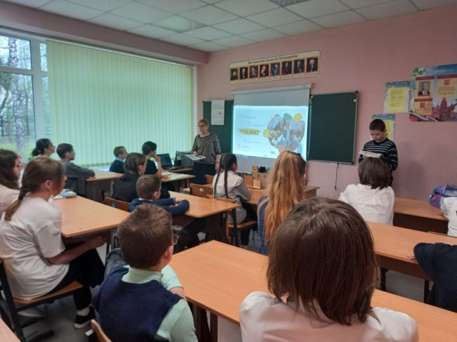 Новое занятие разговоров о важном в Арсеньевской школе посвящено теме  Труд крут