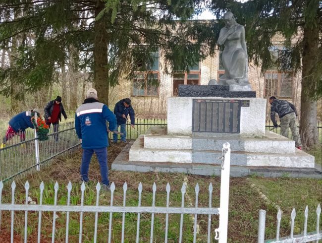 Работники культуры и неравнодушные жители провели уборку у памятников воинам погибшим в ВОВ
