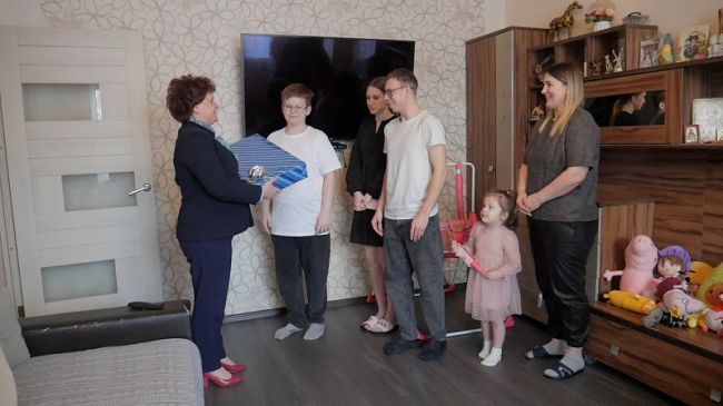 По поручению Алексея Дюмина инвалиду из Щекинского района передали ноутбук