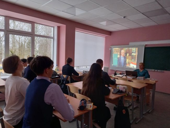 Первым уроком в новой учебной неделе для учеников Арсеньевской школы стало очередное занятие  Разговоров о важном